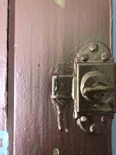 Découvrez "The Door" issue de la série EMPTY d'Alina Schiau, aka alina(lalala). Bombe et peinture murale, sur ancienne porte en bois. Voir toutes les oeuvres, l'univers contemporain, déjanté et décapant de l'artiste.